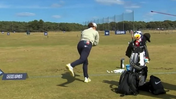 Golf fans in awe of Hinako Shibuno pre-round stretches at AIG Women's Open